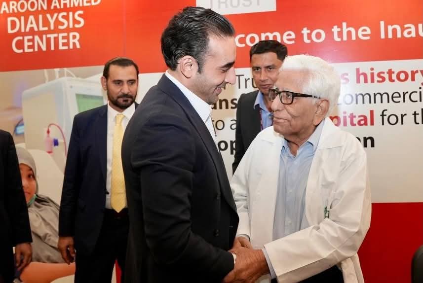 چیئرمین پاکستان پیپلز پارٹی بلاول بھٹو زرداری نے سندھ انسٹی ٹیوٹ آف یورولوجی اینڈ ٹرانسپلانٹیشن ٹرسٹ اسپتال شارع فیصل میں نوتعمیرشدہ ڈاکٹر سید ہارون احمد ڈائیلاسز سینٹر اور زبیدہ مصطفی لیتھوٹرپسی یونٹ کا افتتاح کردیا۔