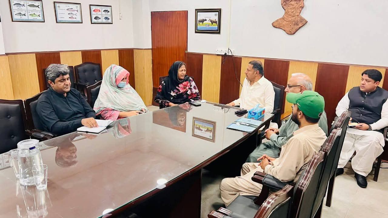 محترمہ فاطمہ مجید، چیئرپرسن فشرمینز کوآپریٹو سوسائٹی لمیٹڈ، اور صدر پاکستان پیپلز پارٹی لیڈیز ونگ ضلع ملیر کی محمد علی ملکانی، صوبائی وزیر برائے لائیو اسٹاک اینڈ فشریز سندھ، سے آج ان کے دفتر کراچی میں ملاقات کی۔