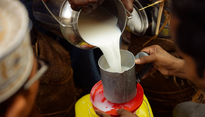 کراچی: ڈیری فارمرز کا دودھ کی قیمت بڑھانے کا مطالبہ، کمشنرکو خط لکھ دیا
