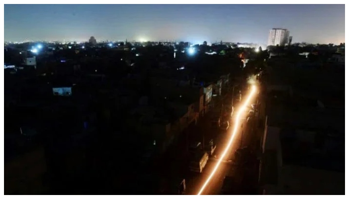 کراچی سمیت ملک بھر میں لوڈشیڈنگ کا دورانیہ بڑھ گیا، کاروبار اور تعلیمی سرگرمیاں متاثر