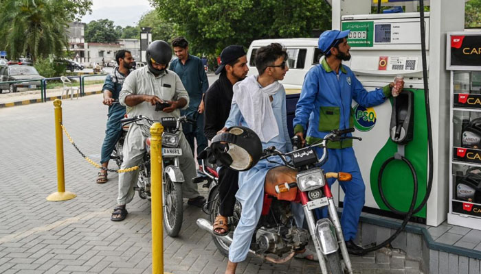 عالمی تیل کی قیمتوں میں مزید کمی کا اثر ملک کی تیل کی قیمتوں پر پڑنےکی توقع ہے: وزارت خزانہ